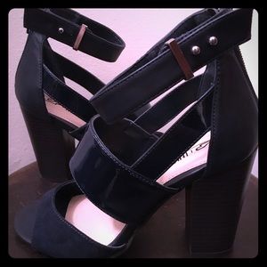 Leila Stone Navy Heels, Size 7
